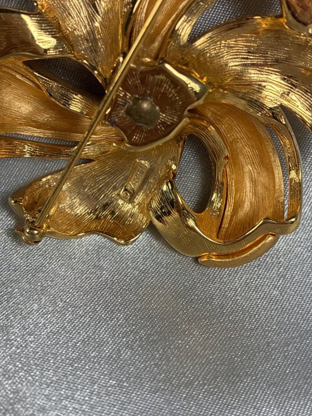 Vintage Monet Gold Tone Ribbon Brooch Large Two Finish Statement Pin - Picture 8 of 9